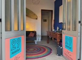 AtelierSurf29 Guest House, hotel ad Almada