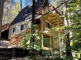 Lakes Edge Lodge A-frame steps away from the lake!, hotel in Lake Arrowhead