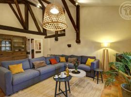 Gîte historique au cœur du Parc du Pilat – 14 pers, 3 ch, 3 sdb, wifi, jardin, animaux acceptés - FR-1-496-136、Sainte-Croix-en-Jarezのホテル