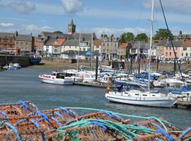 Tall Ship - Three-bedroom coastal house with sea views, hotel in Anstruther