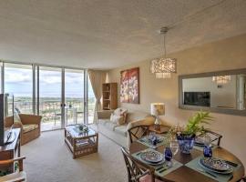 Makaha Condo Near Pokai Bay Beach with Ocean View!: Waianae şehrinde bir otel