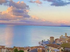 BILOCALE VISTA MARE CON POSTO AUTO, hotel in Porto Santo Stefano