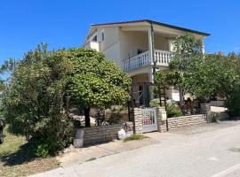 Appartements Slavica, apartment in Povljana