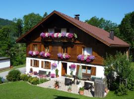 Ferienwohnungen Durst Roswitha, hotel in Schattwald