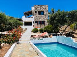 Beautiful Villa Helios with stunning sea view!، فندق مع موقف سيارات في Vrouhas