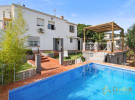 Casa de 2 dormitorios con piscina privada y desayuno incluido en Alhaurin, Hotel in Alhaurín de la Torre