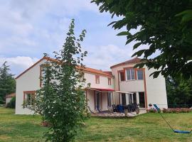 Splendide gîte La Tour Blanche 12min du Puy du Fou, Hotel in Saint-Amand-sur-Sèvre