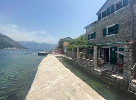 House with a pier, holiday home in Donji Morinj