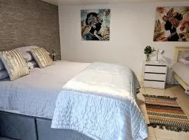 2 Bed House - Sleeps 6 - Parking - Wifi