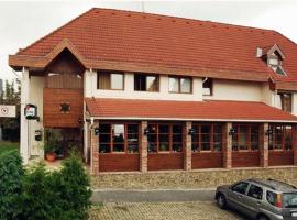 Il Gallo Nero - Fekete Kakas Étterem és Panzió, guest house in Szombathely