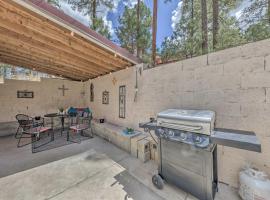 Raven Hill Retreat about 6 Miles to Ruidoso Downs!, hotel with parking in Ruidoso