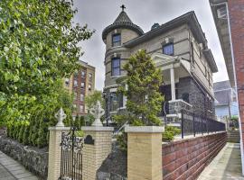 Luxurious Victorian Home Steps to County Park, hotel dengan parking di North Bergen