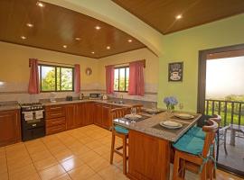 Beautiful 2 Bedroom Villa with Private Nature Reserve - Friendship House, hotelli kohteessa Bijagua