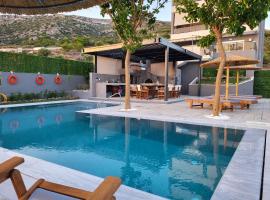 Luksusa viesnīca ''Stergiou Luxury Apartments'' με κοινη πισινα pilsētā Saronida