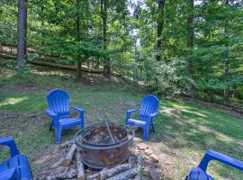 Cozy Studio Cabin on Lake O the Pines with Deck!, hotel with parking in Avinger
