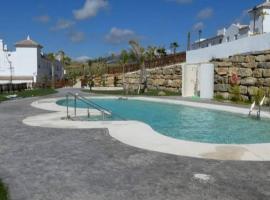 Agradable casa adosada con piscina, hotell i Zahara de los Atunes