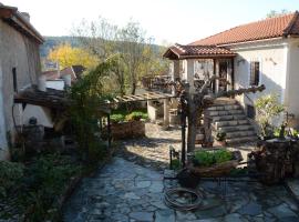 Noula's and Giorgos' Cottage in Desfina village- near Delphi, olcsó hotel Dhesfína városában