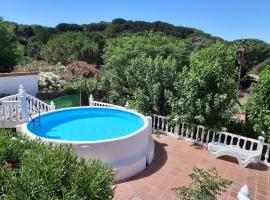 Chalet rural La Solana, a 12 Kilómetros de Córdoba en plena sierra, con piscina – domek górski w Kordobie