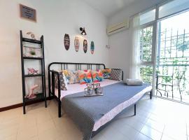 EE's Summer House - Homestay 3 min walk to beach, alloggio vicino alla spiaggia a Batu Ferringhi