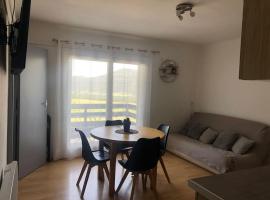 Appartement avec vue sur le lac de matemale โรงแรมในเลซ็องล์