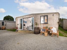 Wheal Jewel- Beautifully Fitted Wooden Lodge Helston Cornwall, hotel in Helston