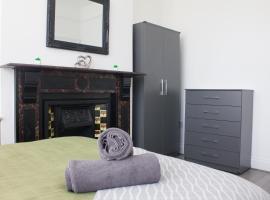 Boaler House, modern 4 Bed House with parking Sleeps 8, hotel in Liverpool