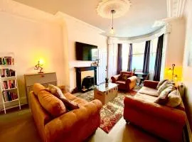 Historic 2-Bed Paisley Retreat, Airport & Station