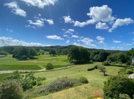 Apartment right next to the golf course and with the ocean just around the corner, hôtel à Ljungskile