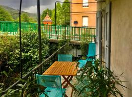 Appartement de village face à la rivière, holiday rental in Lasalle