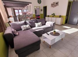 Appartement agréable et spacieux ensoleillé, family hotel in Valros