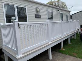 New 2 bed holiday home with decking in Rockley Park Dorset near the sea, dvalarstaður í Lytchett Minster