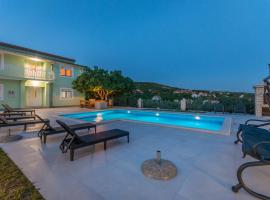 Poolincluded - Holiday Home Maslina, hotel i Lišane Ostrovičke