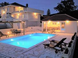Villa Gorana for 11 with large private pool, хотел с паркинг в Sutina