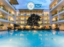 The Old Phuket - Karon Beach Resort - SHA Plus: Karon Plajı şehrinde bir otel