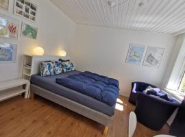 The Cherry Apartment - 'Den Gule Svane' Guest House near Rønne & Beach，倫訥的飯店