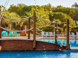 Chalets met buitenkeuken op Camping Leï Suves - JoyCasa, hotel v destinaci Roquebrune-sur Argens