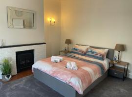2 Bedroom Apartment Ground Floor Eastbourne Town Centre, beach hotel in Eastbourne