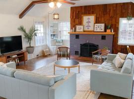 Retro Ypsilanti Cottage - Peloton & Vintage Vibes, хотел в Ипсиланти