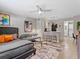 Cozy Efficiency Studios Close to Downtown and Domain, hotel in Austin