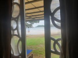 Tupi's Beachfront Home 2BR, vila di Bacungan