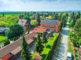 Boglárka Apartmanház, hotel in Mezőkövesd