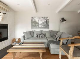 The Outlook over Lac -Tremblant by Instant Suites, παραθεριστική κατοικία στο Μοντ Τρεμπλάν