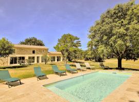 Nice Home In Malataverne With 6 Bedrooms, Wifi And Outdoor Swimming Pool, hotel sa Malataverne