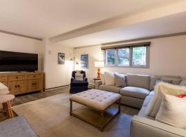 Convenience and Style, Two Q Beds, ski resort in Vail