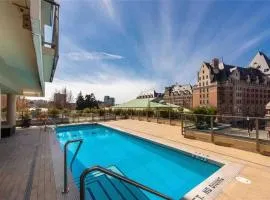 Spacious downtown 2 bedroom condo with Pool and Air Conditioning