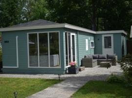 Luxe gezellig chalet aan het water Friesland., location près de la plage à Suameer