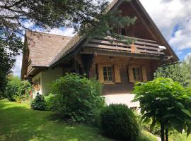 Charmantes Bauernhaus in erhöhter Aussichtslage, hotell med parkering i Modriach