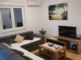 Apartman Batuda,CENTAR, FREE MINI-ZOO, FREE WELLNESS,SAUNA,SWIMMINGPOOL located in near hotel spa close to apartment-ALL INCLUSIVE-IZDAVANJE R1 RAČUNA