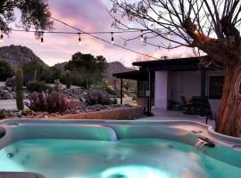 The Outpost Joshua Tree: Hot Tub, GameRoom, JTNP, hotel cerca de The Maze Loop Trail, Joshua Tree