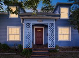 The Old Downtown Historic Grand Prairie House home โรงแรมใกล้ Louis Tussaud s Palace of Wax Ripley s Believe It Or Not ในแกรนด์แพร์รี